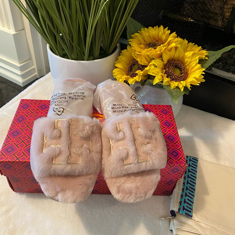 🔥 SALE 🔥 TORY BURCH Woman’s Double-T Fluffy Slippers - Picture 3 of 9